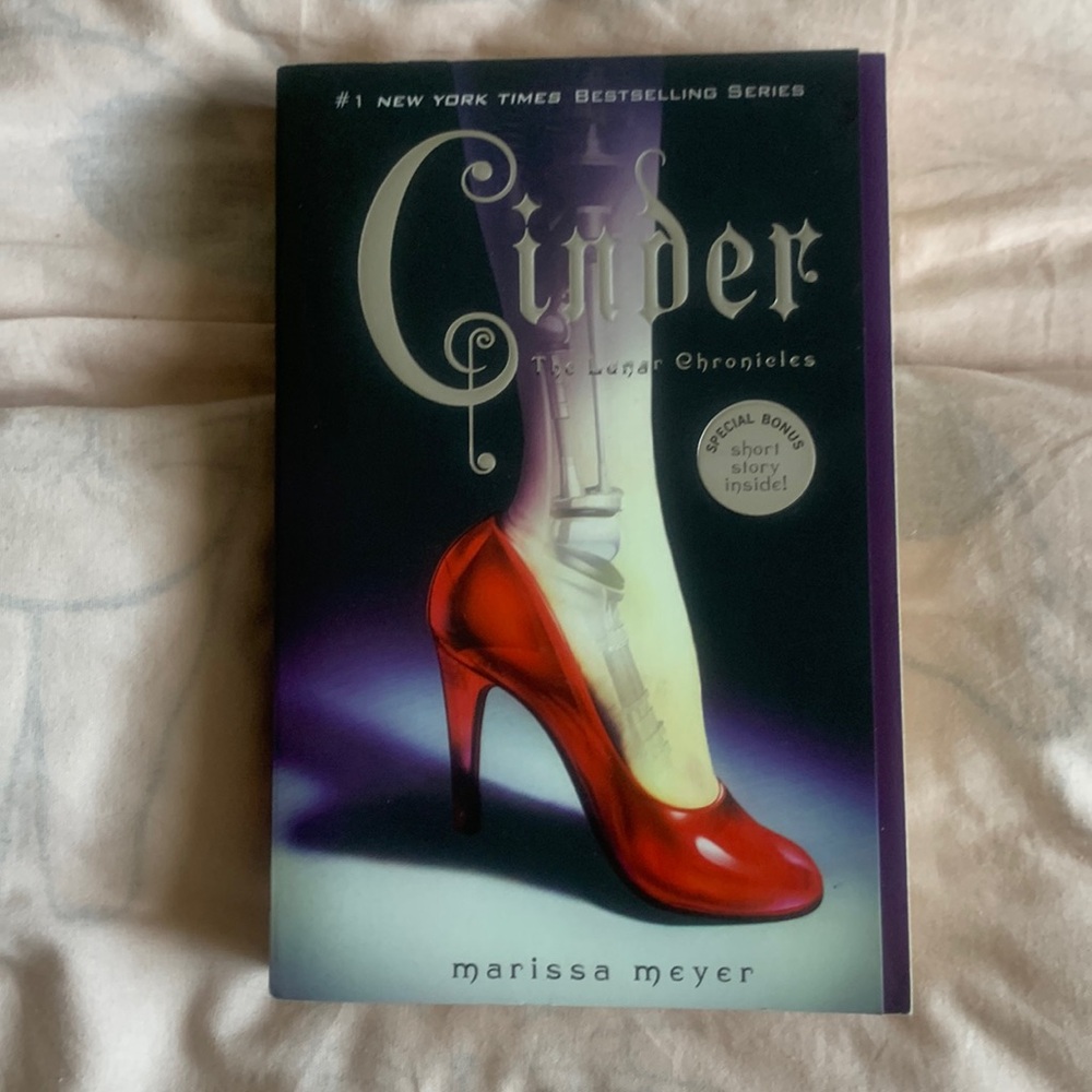 Cinder the Lunar Chronicles Book 1 by Marissa Meyer paperback